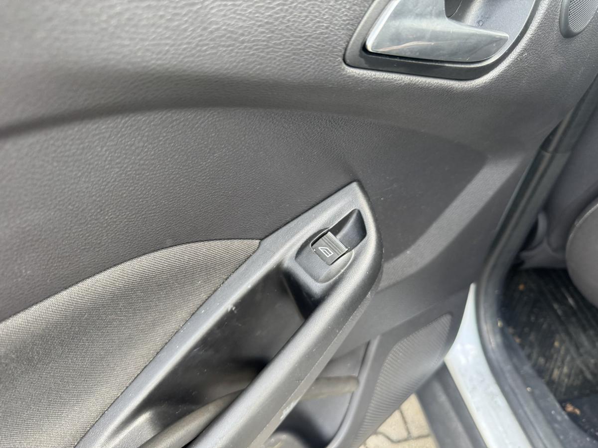 Ford Focus 3 original T&uuml;r hinten links Frost Wei&szlig; Kombi Rohbau Bj.2012